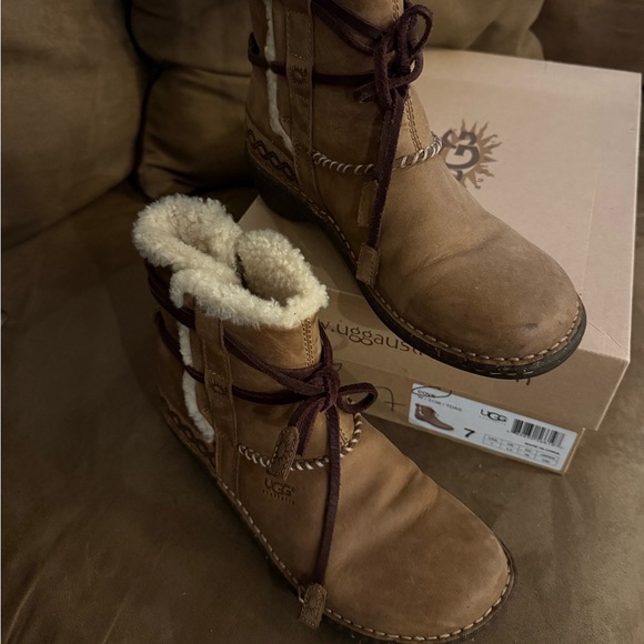 UGG Shoes - UGG Brown Ankle Boots with Cream Accents
